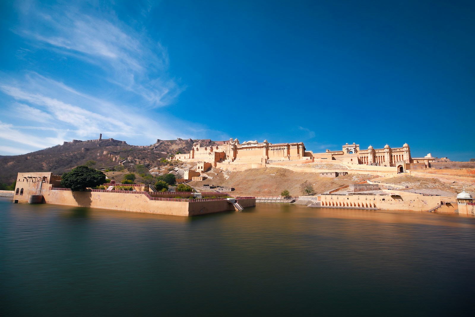 https://www.holidaypartner.in/wp-content/uploads/sites/1/2025/11/amer-fort-pink-city-jaipur.jpg