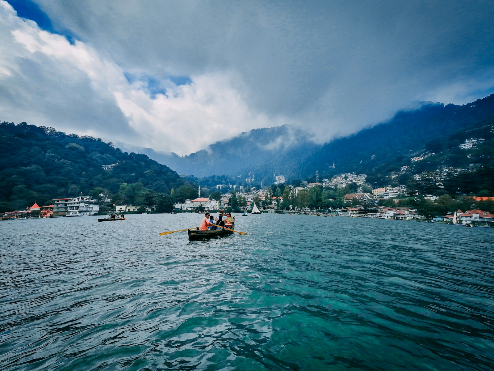 https://www.holidaypartner.in/wp-content/uploads/sites/1/2025/11/boat-ride-on-naini-lake-nainital.jpg