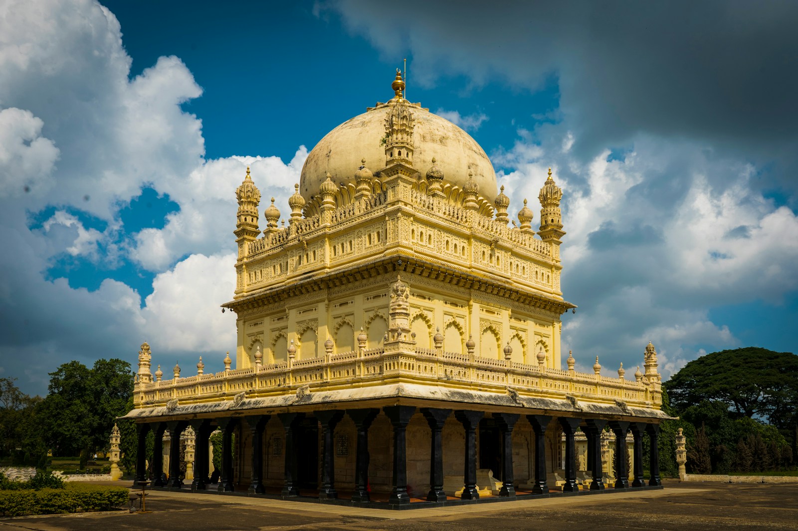 https://www.holidaypartner.in/wp-content/uploads/sites/1/2025/11/mysore-mysuru.jpg
