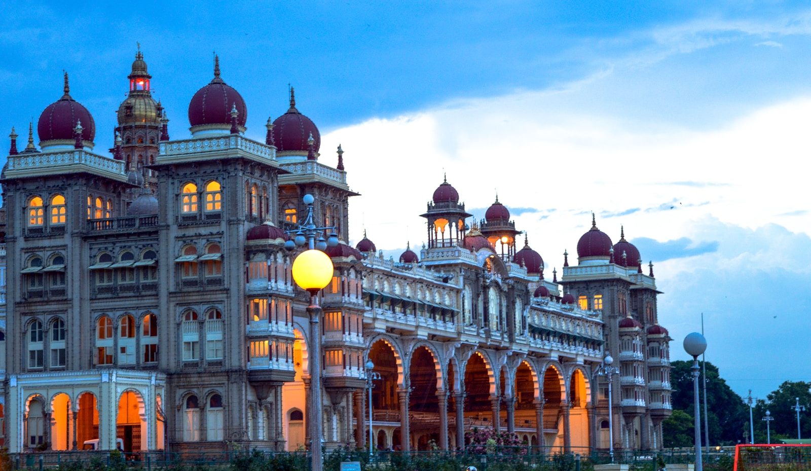 https://www.holidaypartner.in/wp-content/uploads/sites/1/2025/11/mysore-palace.jpg