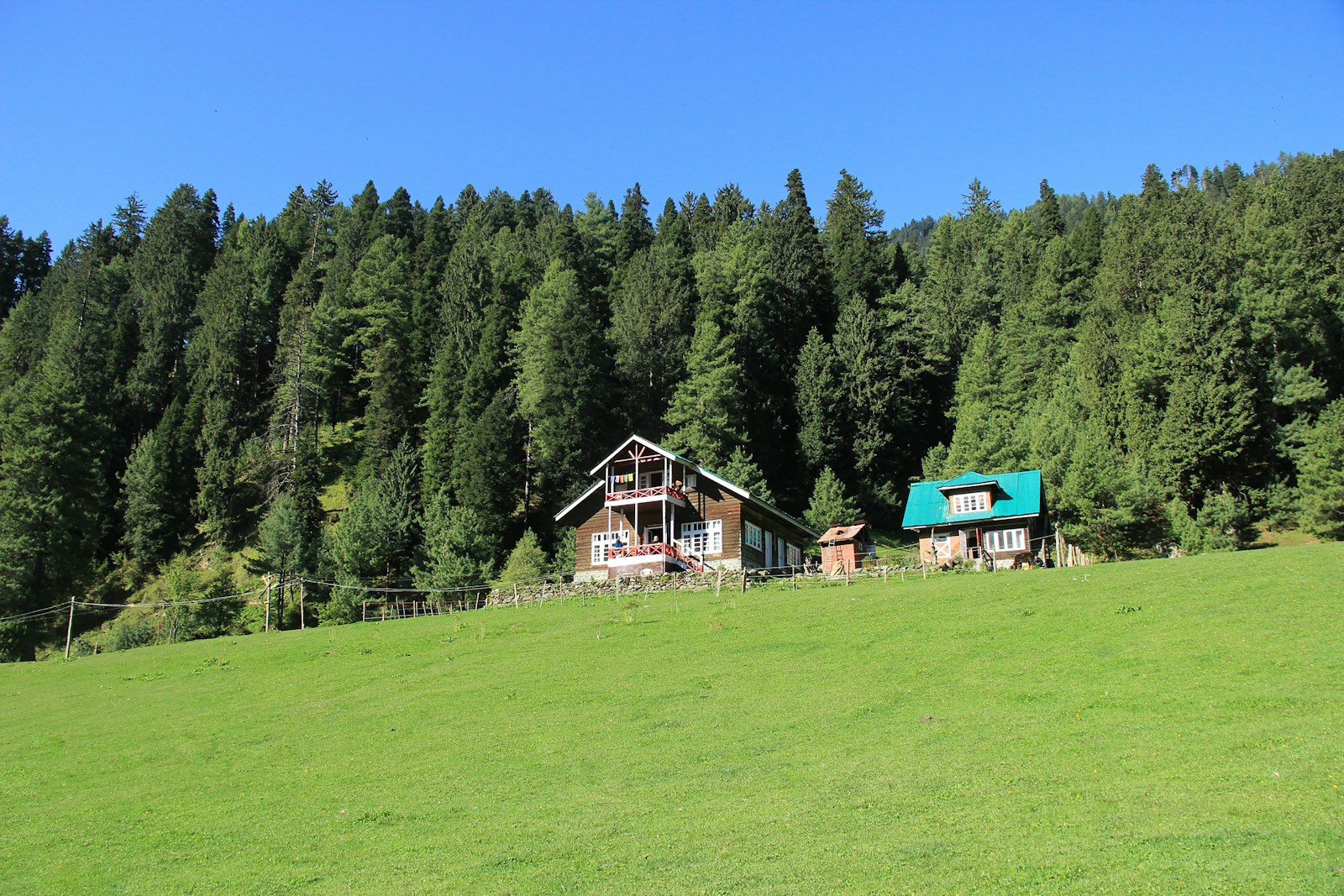https://www.holidaypartner.in/wp-content/uploads/sites/1/2025/11/pahalgam-valley-kashmir.jpg