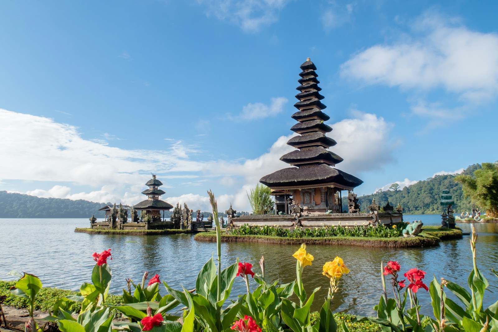 https://www.holidaypartner.in/wp-content/uploads/sites/1/2025/11/ulun-danu-beratan-temple-bali.jpg