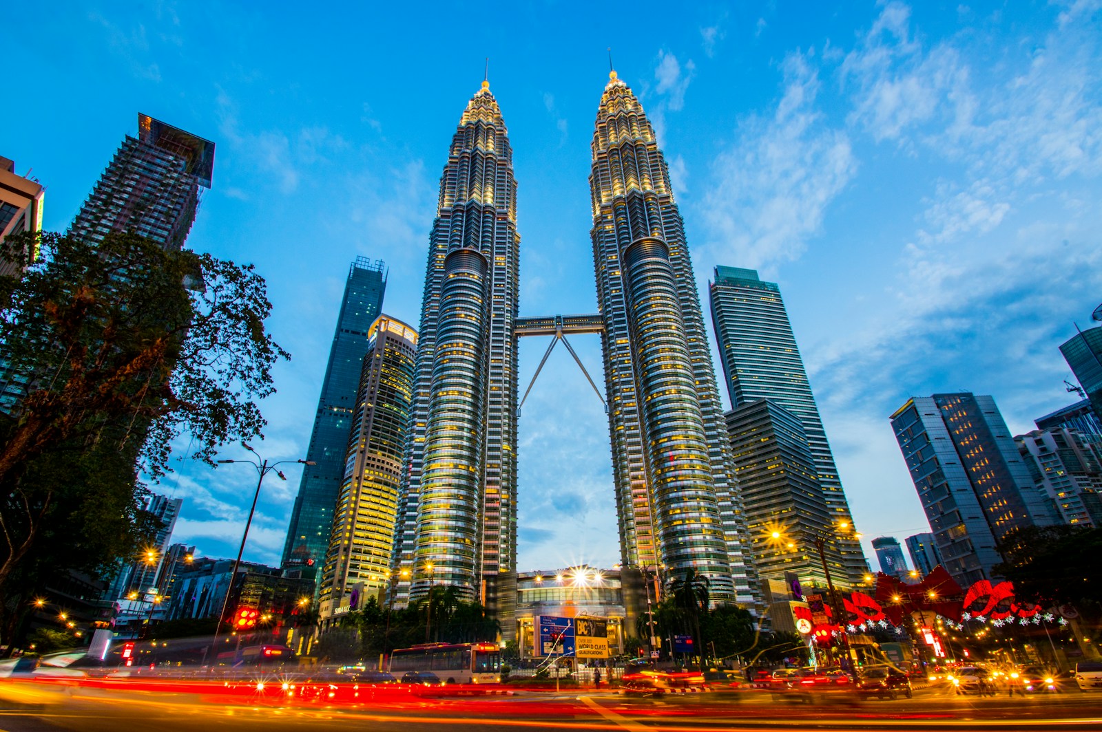 https://www.holidaypartner.in/wp-content/uploads/sites/1/2025/12/petronas-twin-towers-kuala-lumpur-malaysia.jpg